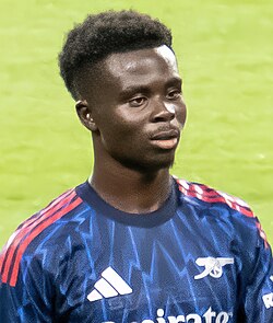 Bukayo Saka playing for Arsenal in 2025