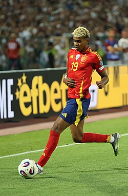 Lamine Yamal playing for Spain in 2025