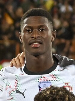 Nuno Mendes playing for Sporting CP in 2021